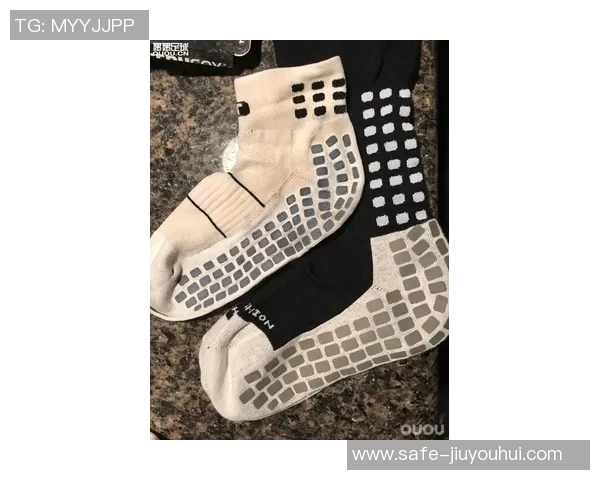 足球袜的多功能性与堵嘴技巧的完美结合探讨